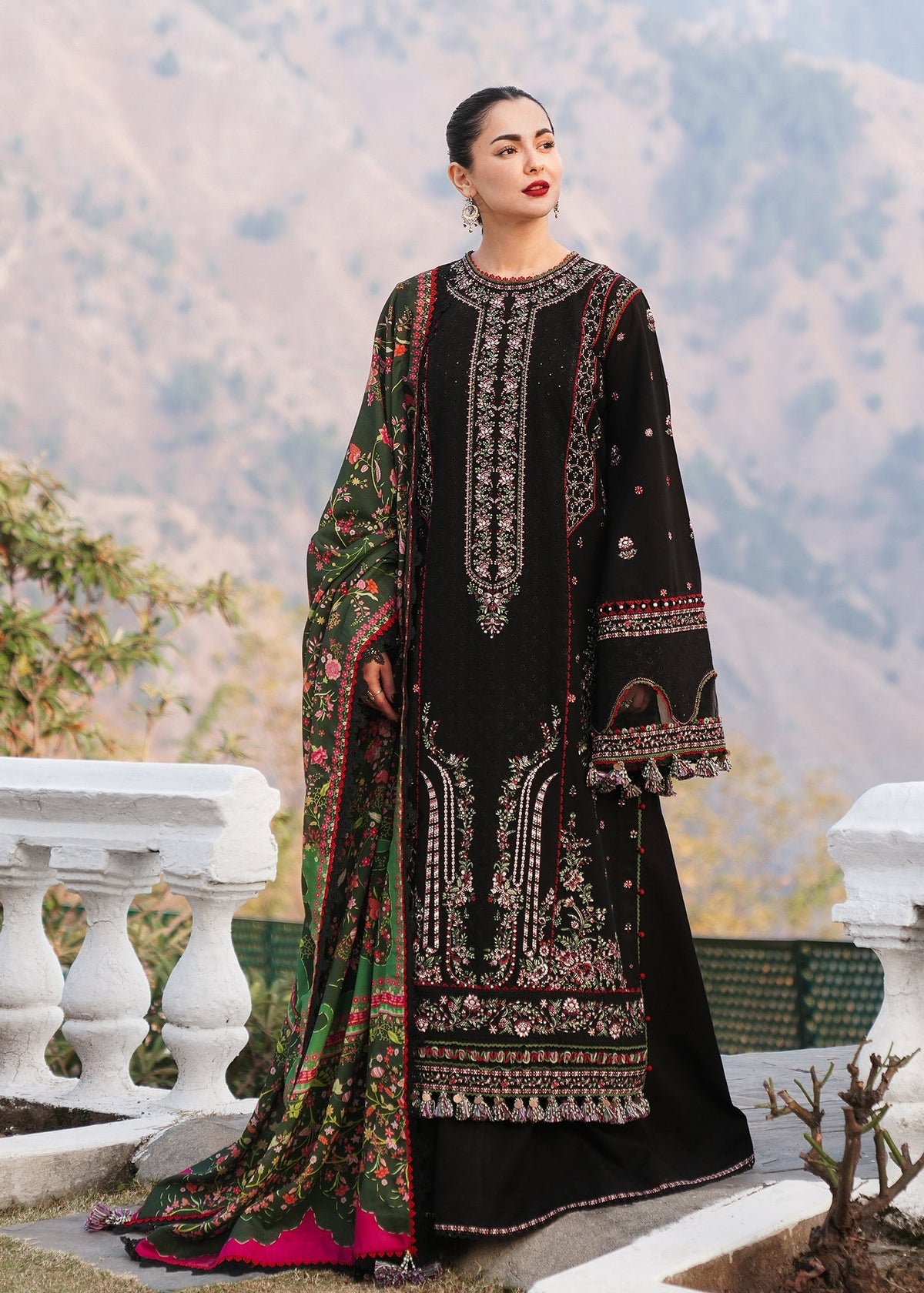 Embroidered Lawn 3PC Suit with Printed Dupatta – IIC-4049
